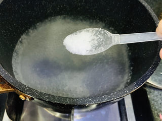 5、凉拌菠菜粉丝,锅里再少一锅水，加少许盐；