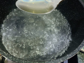 6、凉拌菠菜粉丝,加少许油；