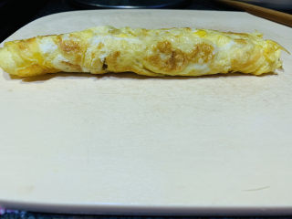 10、凉拌菠菜粉丝,将煎好的蛋卷起来，切丝备用；