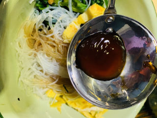 15、凉拌菠菜粉丝,加1勺蚝油；