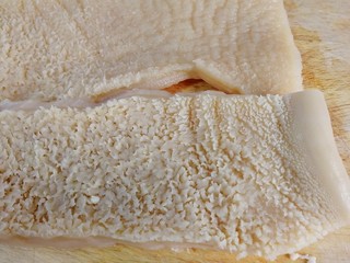 1、爆炒牛肚,牛肚加少许面粉,清水冲洗干净。