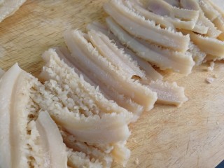 2、爆炒牛肚,切条。