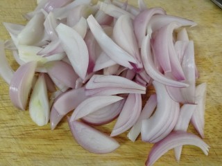 3、爆炒牛肚,小圆葱切条。