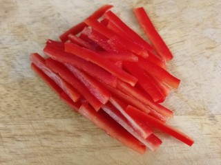 4、爆炒牛肚,半个红椒切条。