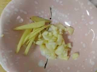 5、爆炒牛肚,姜切丝,蒜切碎。