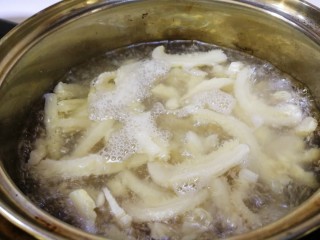 6、爆炒牛肚,水开放入牛肚,文火焯水一分钟。