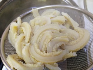 7、爆炒牛肚,捞出。