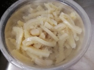 8、爆炒牛肚,温水冲洗干净。