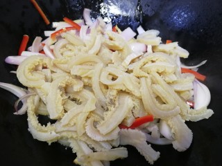 11、爆炒牛肚,放入牛肚,急火翻炒均匀。