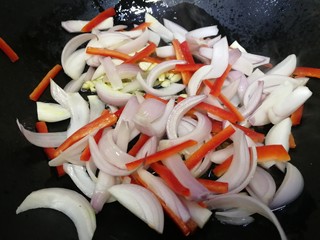 10、爆炒牛肚,放入洋葱和红椒,急火炒香。