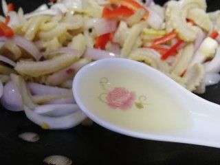 12、爆炒牛肚,加料酒去膻,急火爆香。