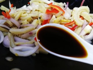 13、爆炒牛肚,加一勺生抽增鲜,急火快速翻炒均匀。