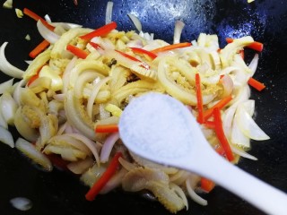 14、爆炒牛肚,加一小勺盐增味。