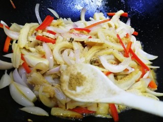 15、爆炒牛肚,少许五香粉,急火翻炒均匀。