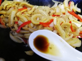 16、爆炒牛肚,出锅前加一点香醋,少许葱花炒匀即可。