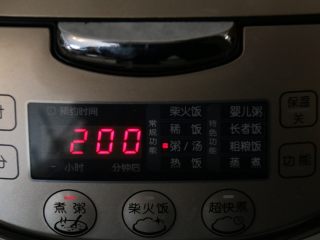 10、银耳莲子燕麦粥,摁下煲粥键，开始进入煮粥状态。
