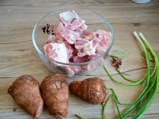 1、红烧芋头排骨,准备食材