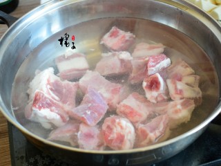 3、红烧芋头排骨,排骨放入凉水中大火烧开，撇出浮沫捞出排骨备用