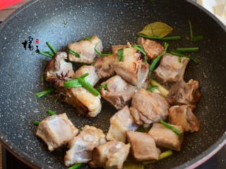 5、红烧芋头排骨,加入葱姜，蒜香叶八角