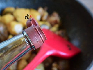 8、红烧芋头排骨,加生抽和老抽，翻炒均匀，加入适量的开水