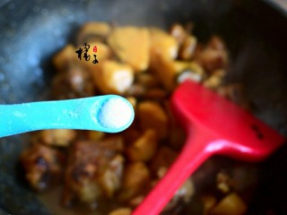 10、红烧芋头排骨,加入盐大火，收汁即可