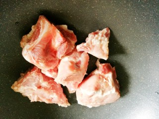 4、简单好喝的筒子骨玉米汤,将筒骨洗净，放入锅里，