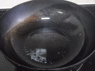 7、酸辣藕片,中火热锅，放入花生油