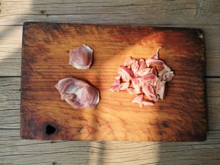 2、酸辣鸡胗,鸡胗洗净切薄片。