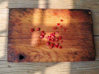 4、酸辣鸡胗,小米辣洗净切圈。