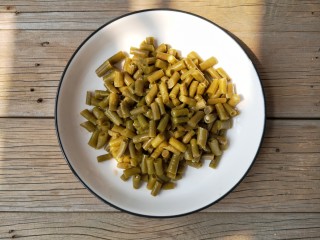 5、酸辣鸡胗,酸豆角过水冲洗一下切小段。