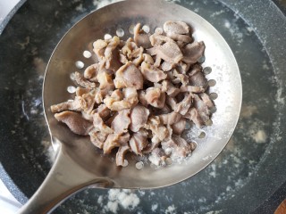 8、酸辣鸡胗,沥水捞出过凉水冲洗一下。