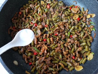 14、酸辣鸡胗,再加一点白糖提鲜。