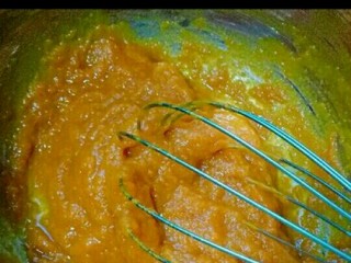 2、#甜味#香甜糯的南瓜饼#,南瓜去皮去瓤厚，洗干净，切块，隔水蒸熟，取出蒸熟的南瓜，用手动打蛋器打成南瓜泥。