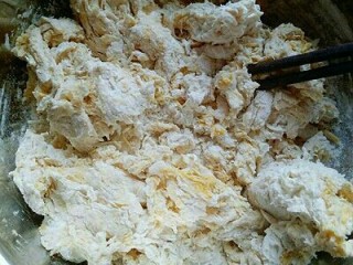 3、#甜味#香甜糯的南瓜饼#,加入糯米粉，一点点加入，用筷子搅拌均匀，再柔成面团。