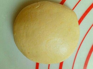 4、#甜味#香甜糯的南瓜饼#,揉成面团，面团不能太硬，也不能太软。(太软蒸好后容易踏)