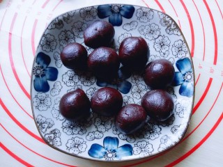 6、#甜味#香甜糯的南瓜饼#,豆沙馅我是超市买的，有时间自己做的最好啦！