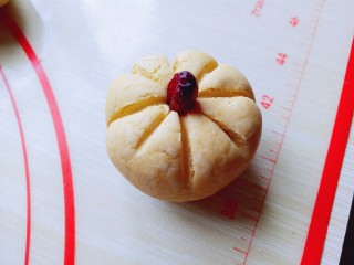 12、#甜味#香甜糯的南瓜饼#,再中间部分插入蔓越莓干，装饰南瓜的小尖。