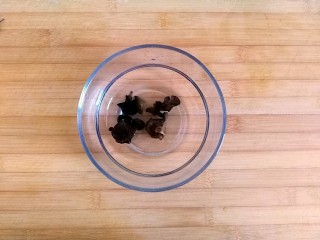 2、四季滋补芙蓉汤,先把黑木耳用温水泡上（泡的过程我们就准备其它的吧）