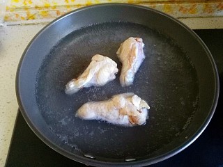 3、四季滋补芙蓉汤,鸡腿开水煮撇去浮沫