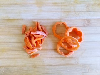 9、四季滋补芙蓉汤,如果你的胡萝卜太粗，可以像朵妈这样，改刀切一下，免得浪费，胡萝卜可是很有营养的哦！当然，你也可以选择粗细均匀的胡萝卜（不知道怎么搞的，最近卖的胡萝卜都好粗）