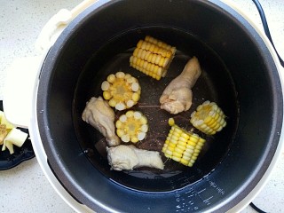 13、四季滋补芙蓉汤,压力锅倒两碗半的清水（水和食材的比例为2:1就好，如果想要多多喝汤就多放一碗谁也没关系）