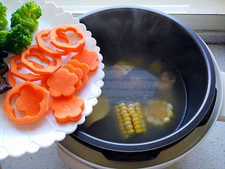 17、四季滋补芙蓉汤,时间到排气倒入胡萝卜，香菇和泡好的黑木耳和少许西蓝花3