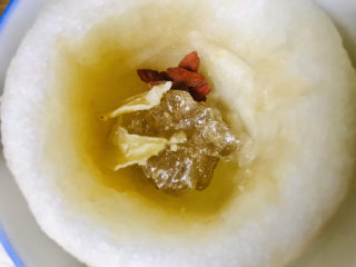 5、冰糖雪梨,放入冰糖枸杞百合