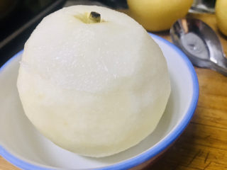 6、冰糖雪梨,盖上切下的梨盖上锅小火蒸一个小时