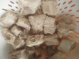 1、午餐秋冬滋补篇:排骨遇见小鲍鱼,直排切段,冷水下锅加半汤勺黄酒,焯水。