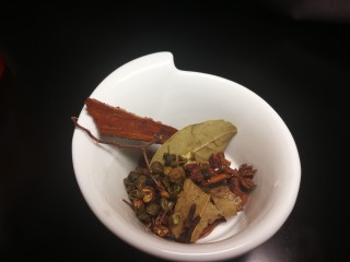 2、午餐秋冬滋补篇:排骨遇见小鲍鱼,香料准备好。