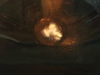 3、午餐秋冬滋补篇:排骨遇见小鲍鱼,锅烧热,下切小块的蒜粒炒出香味。