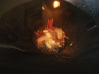 4、午餐秋冬滋补篇:排骨遇见小鲍鱼,然后放入干香料炒香。