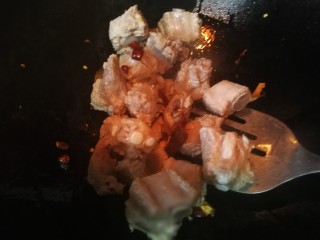 6、午餐秋冬滋补篇:排骨遇见小鲍鱼,然后倒入焯水滤后干的直排骨