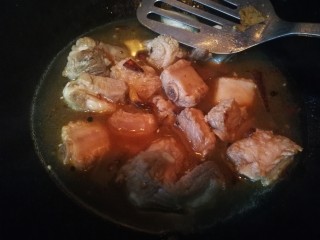 11、午餐秋冬滋补篇:排骨遇见小鲍鱼,倒入热水,差不多和排骨持平。